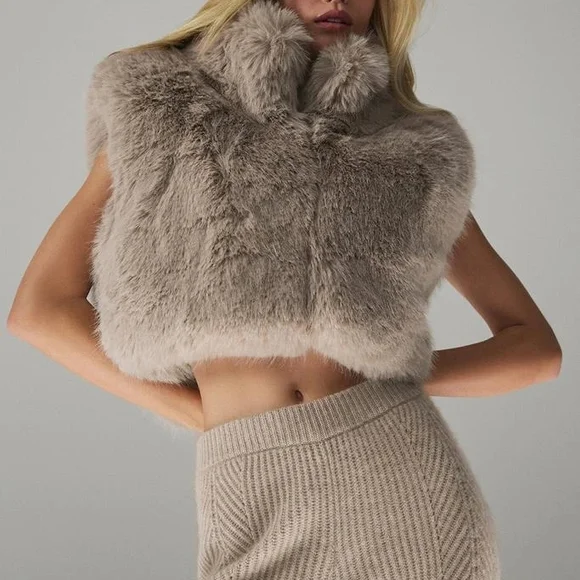 ALO Yoga Opulent Faux Fur Vest - Picture 4 of 7